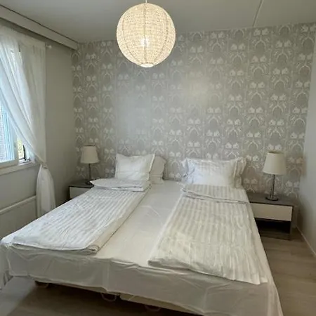 Ilona Apartments, Escape 1 *